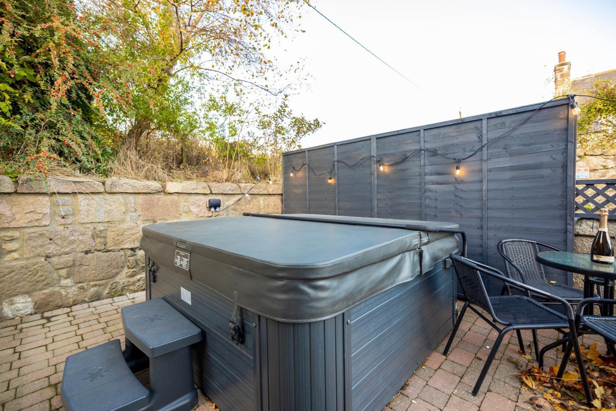 Stunning - Cinema, Games & Hot Tub Inverurie